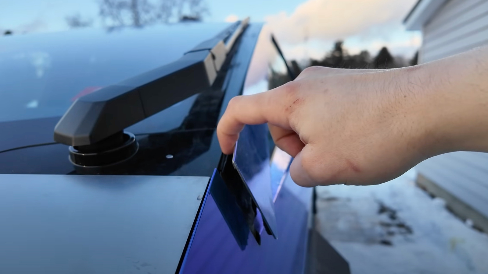 Η Tesla ανακαλεί το Cybertruck - Ξεκολλάει κομμάτι από το αμάξωμα